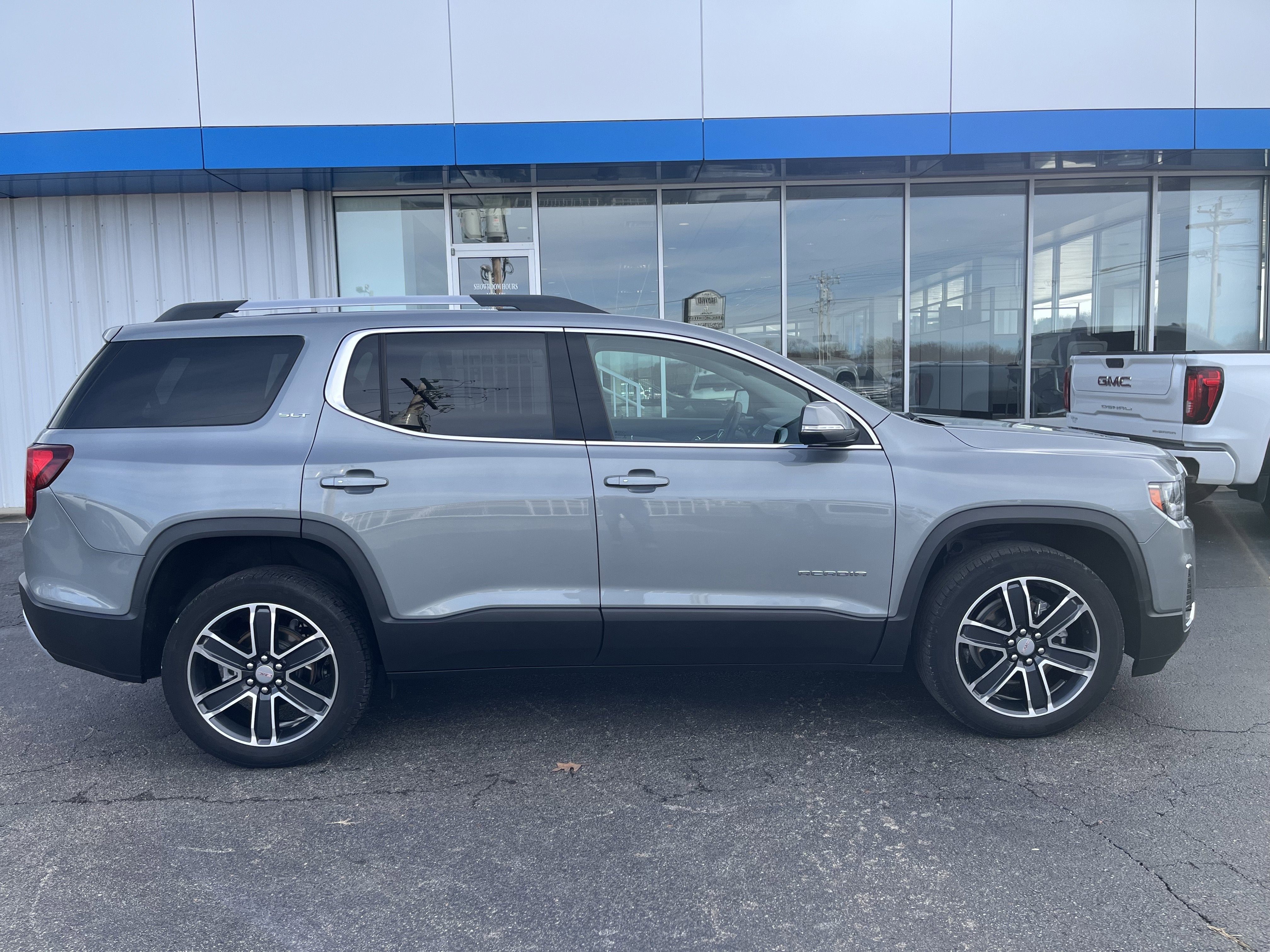 2023 GMC Acadia SLT