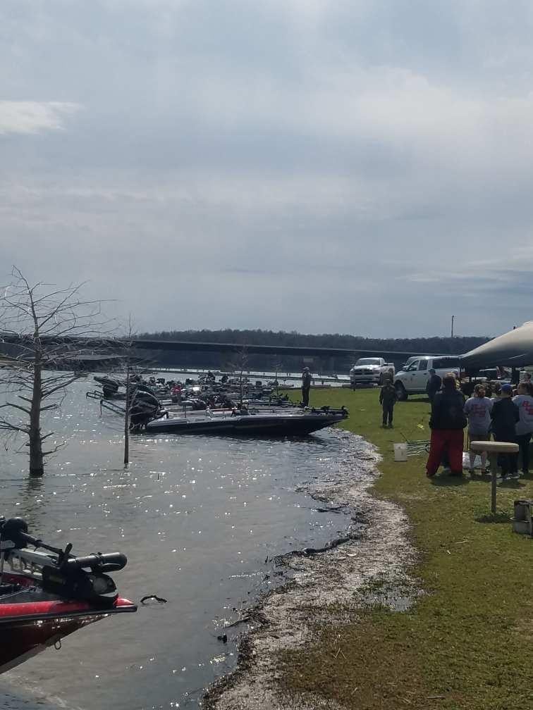 multile boats in river